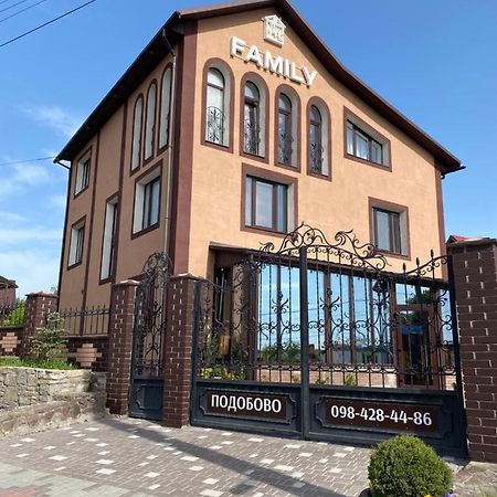 Family Люкс Aparthotel คาเมียเนตส์-โปดิลสกี ภายนอก รูปภาพ