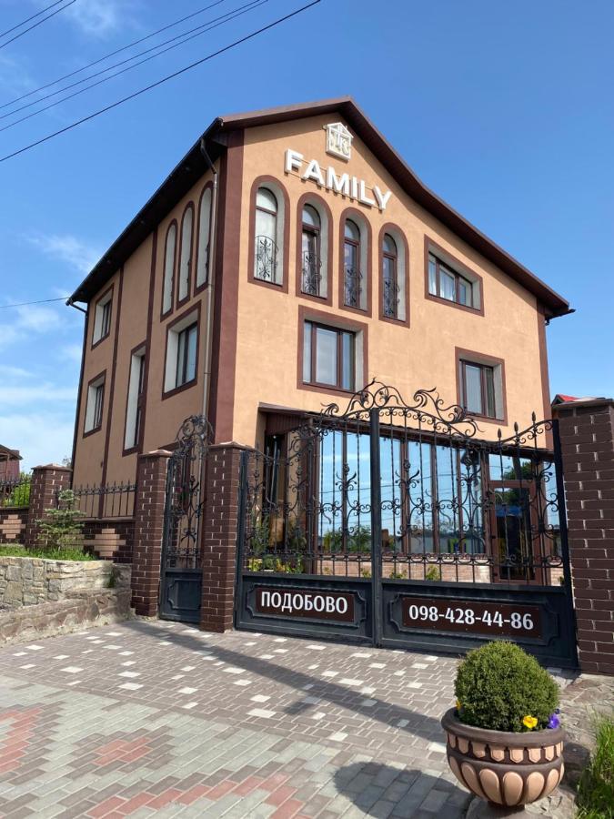 Family Люкс Aparthotel คาเมียเนตส์-โปดิลสกี ภายนอก รูปภาพ